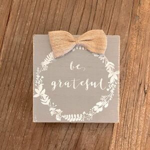 “Be Grateful" Wood Home Decor Sign